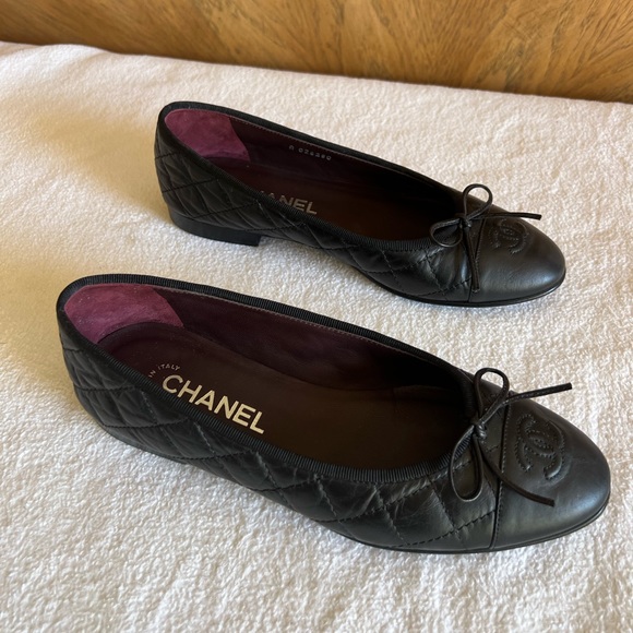 SOLD Already Authentic CHANEL BALLET FLATS
Aged Calfskin
Black
Size 7.5 US - Picture 3 of 15